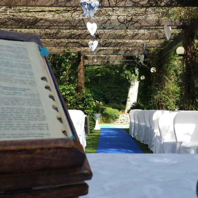 allestimento giardino per rito nuziale a Villa Vittoria Posillipo