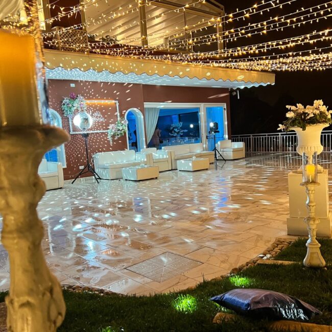 Allestimento terrazza che affaccia sul Golfo a Villa Vittoria Posillipo