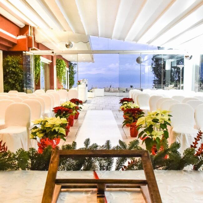 Allestimento terrazza per matrimonio con rito sul Golfo di Napoli a Villa Vittoria Posillipo